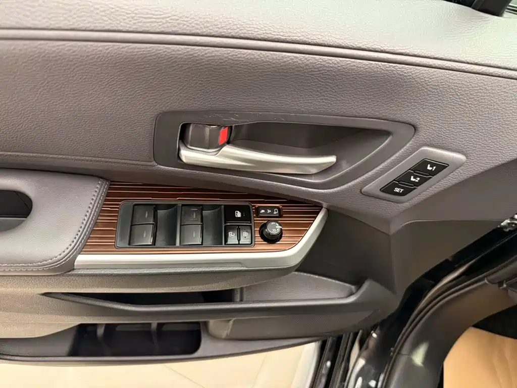 Toyota Granvia — миниатюра 17