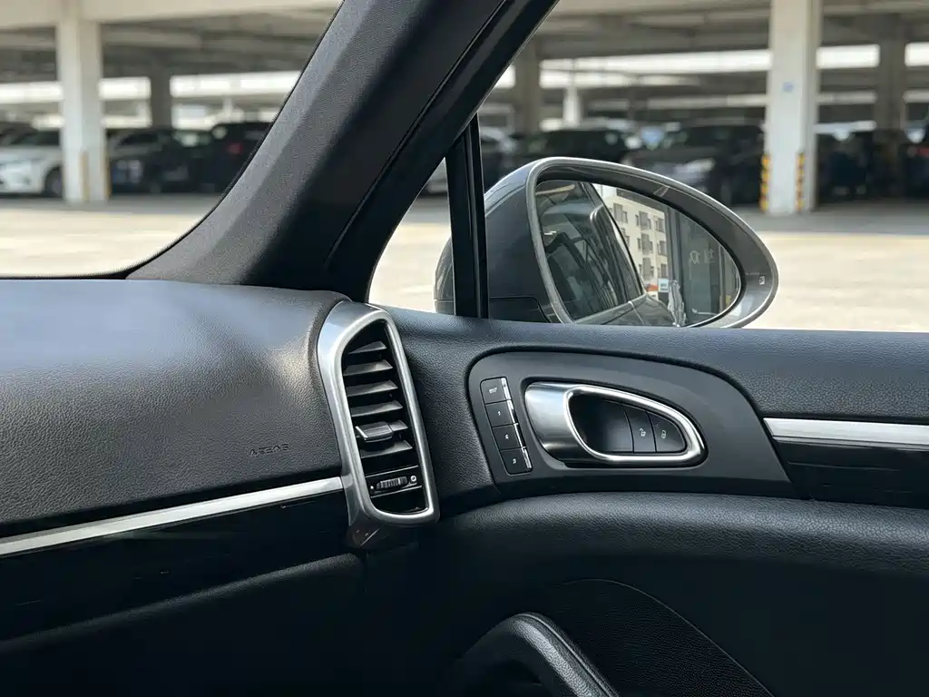 Porsche Cayenne — миниатюра 13