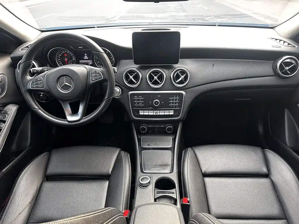 MERCEDES-BENZ GLA