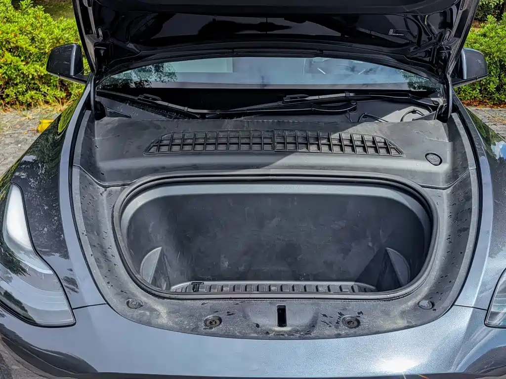 Tesla Model Y — миниатюра 5