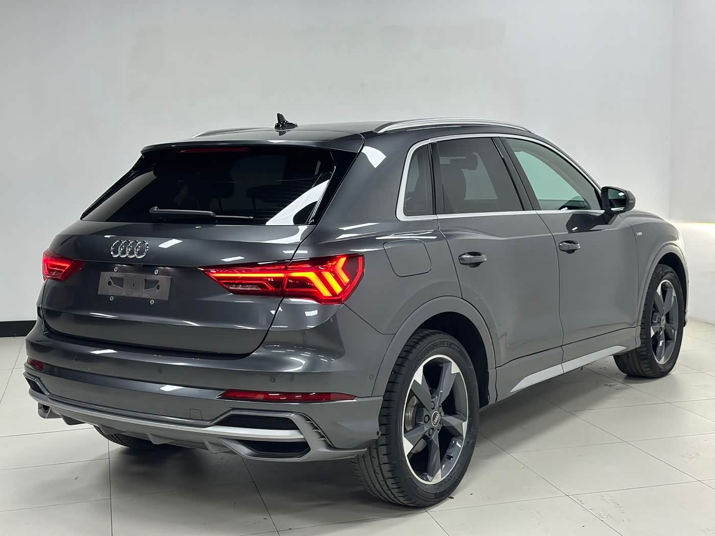Audi Q3 1.4 л 2022 г. Серебристо-серый, пробег 34000 км