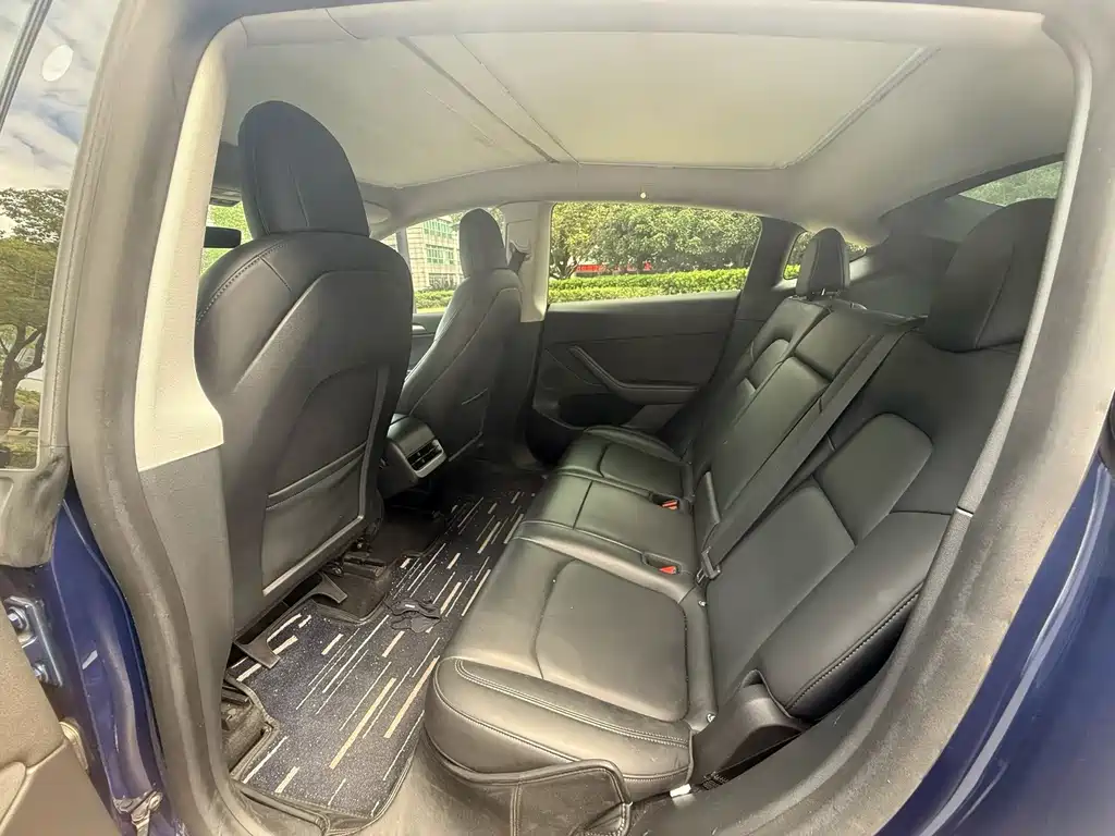 Tesla Model Y — миниатюра 6