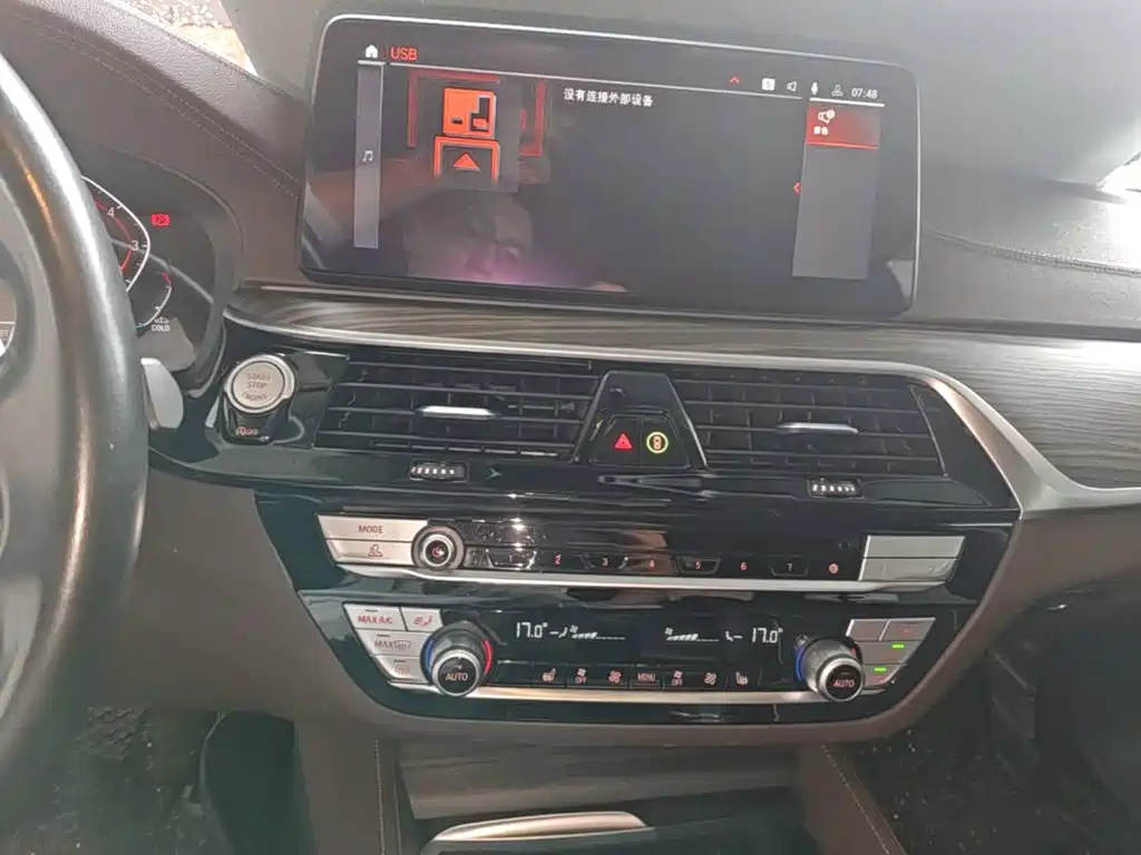 BMW 5 Series — миниатюра 13