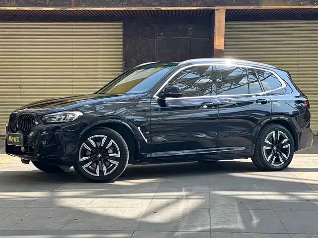 BMW IX3 2025