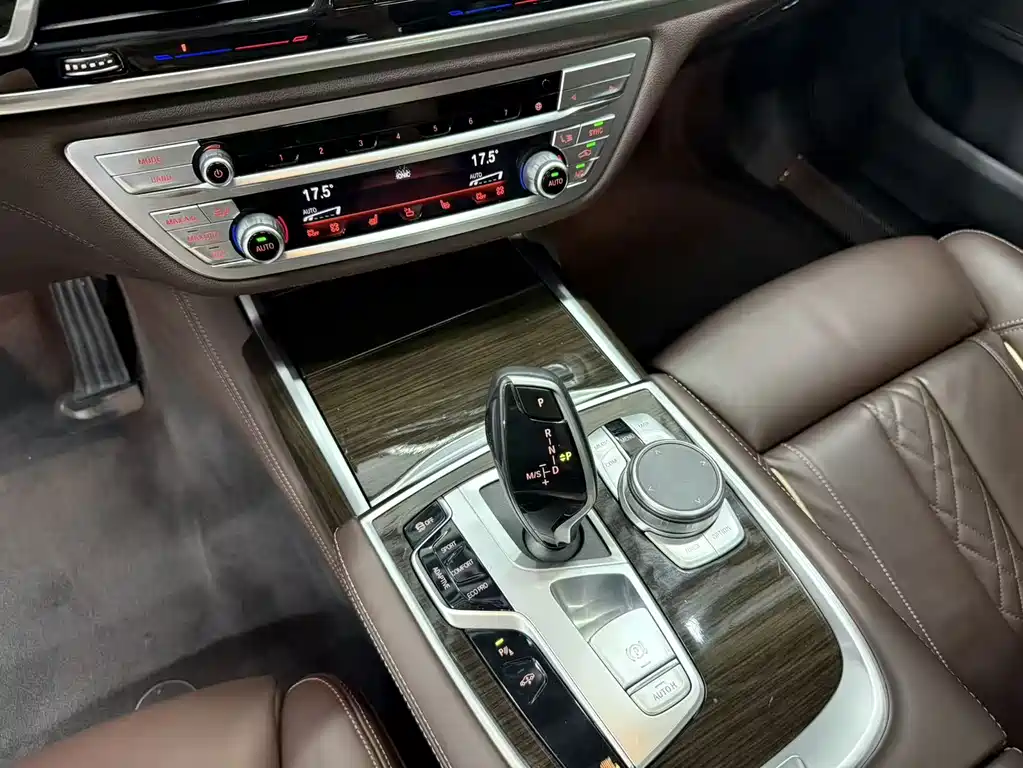 BMW 7 Series — миниатюра 22