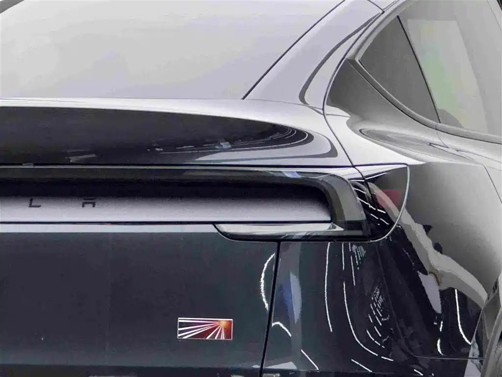 Tesla Model Y — миниатюра 6
