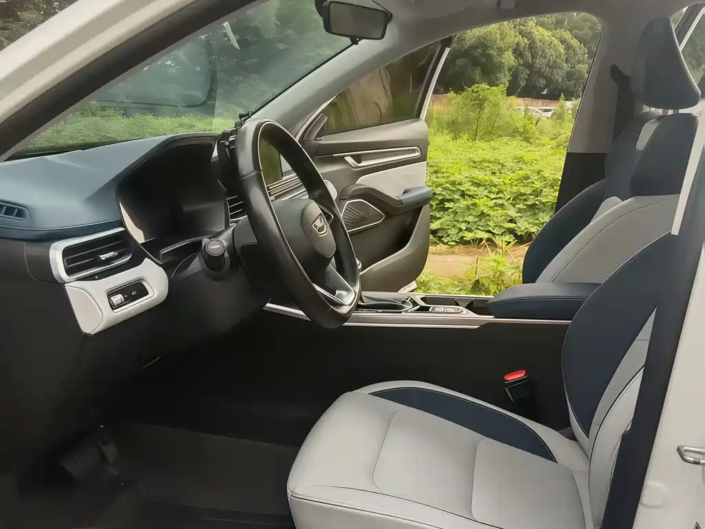 Geely Emgrand 2022 4 1.5L CVT Flagship