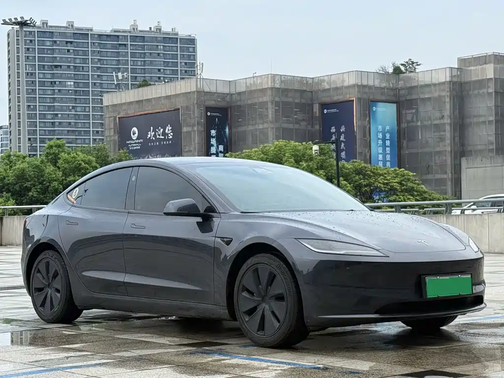 Tesla Model 3 — миниатюра 3