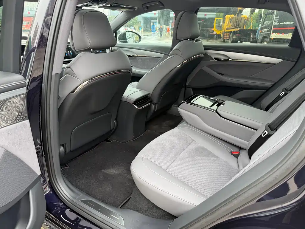 VOYAH LANTU CHASING LIGHT