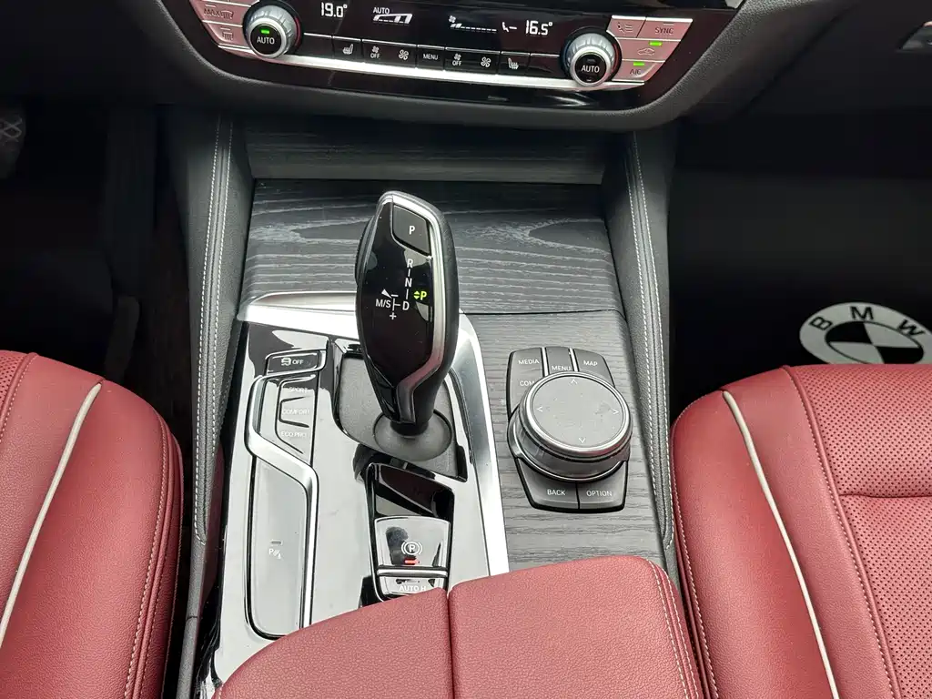 BMW 5 Series — миниатюра 11