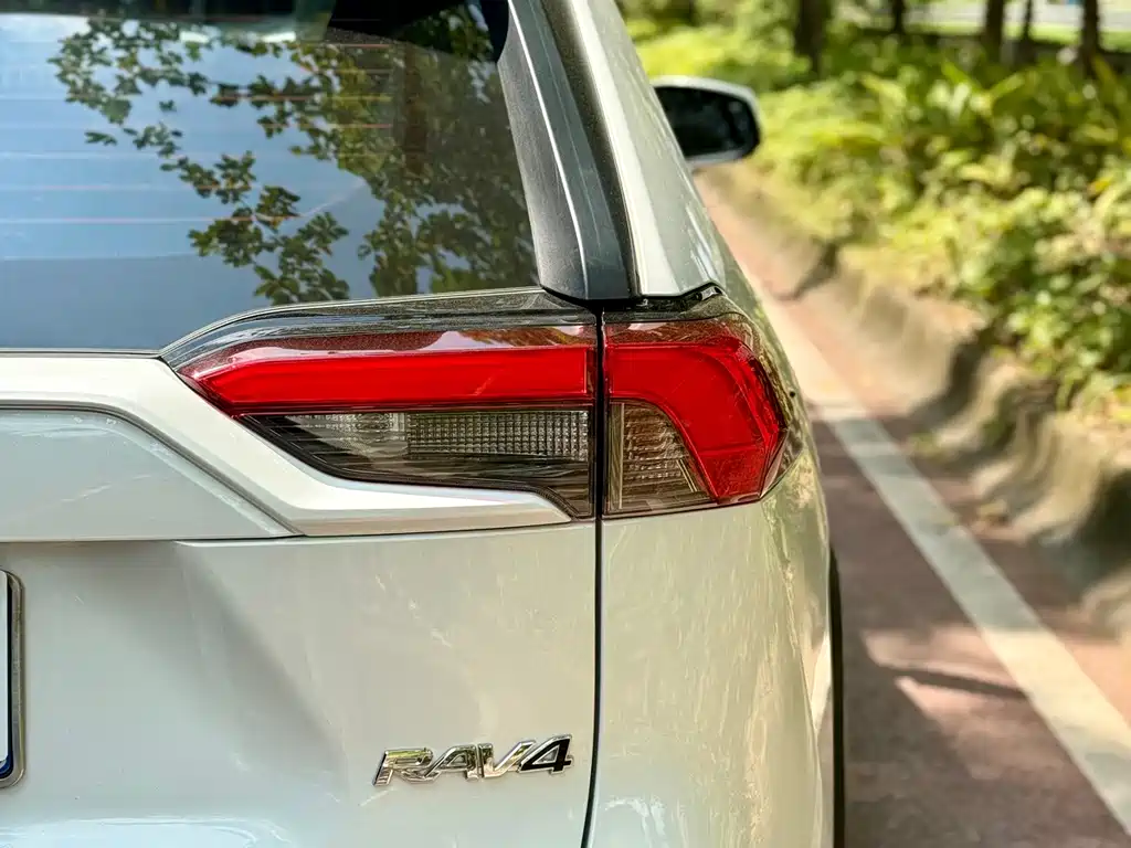 Toyota RAV4 — миниатюра 11