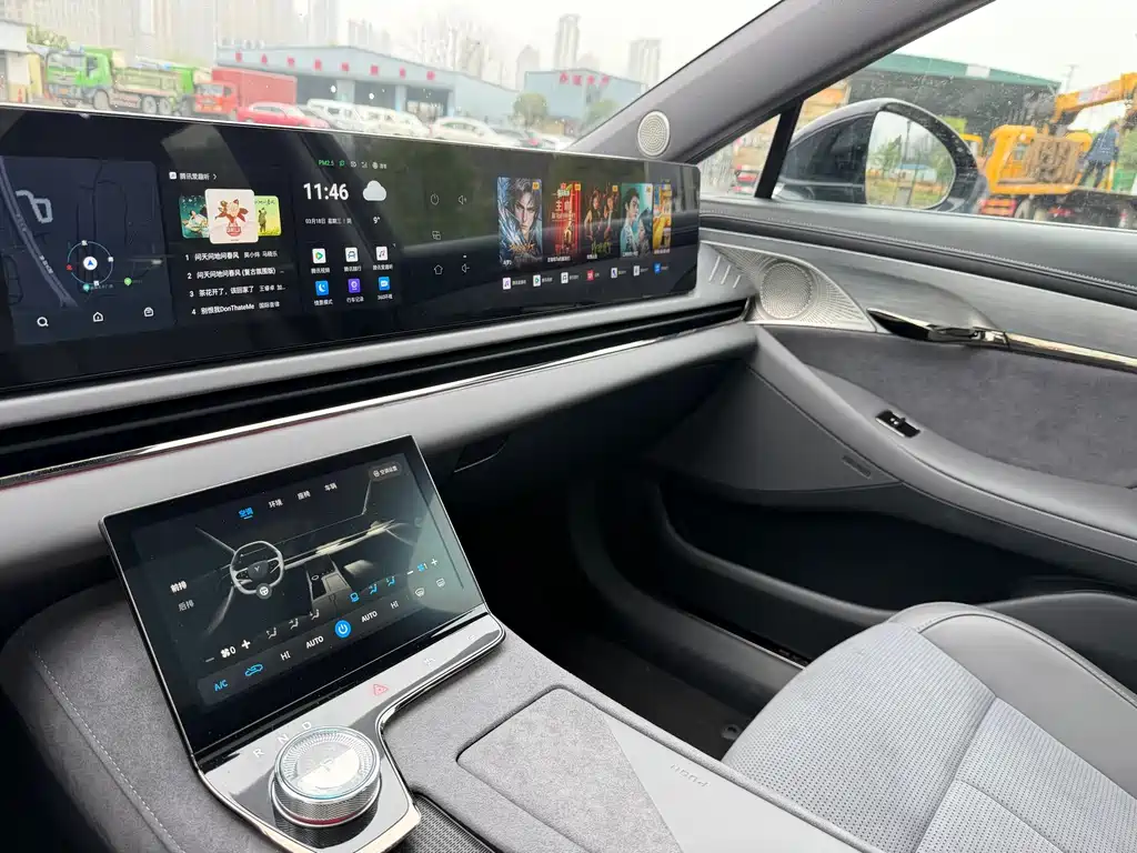 VOYAH LANTU CHASING LIGHT