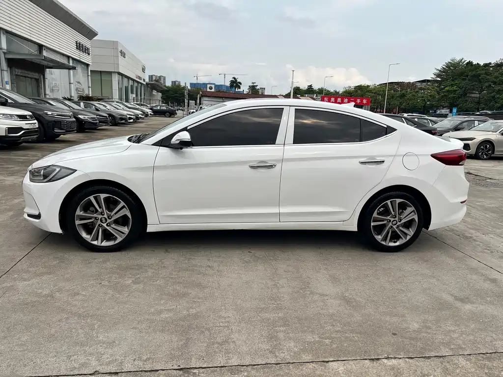 Hyundai Elantra — миниатюра 16