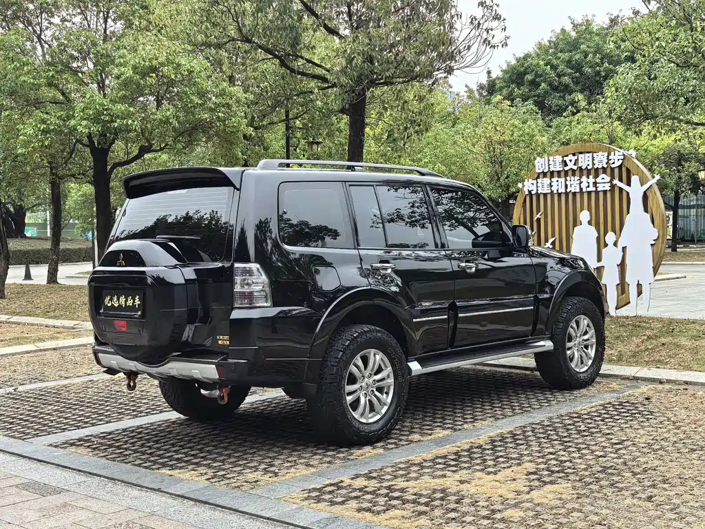Mitsubishi Pajero (Import) — миниатюра 7
