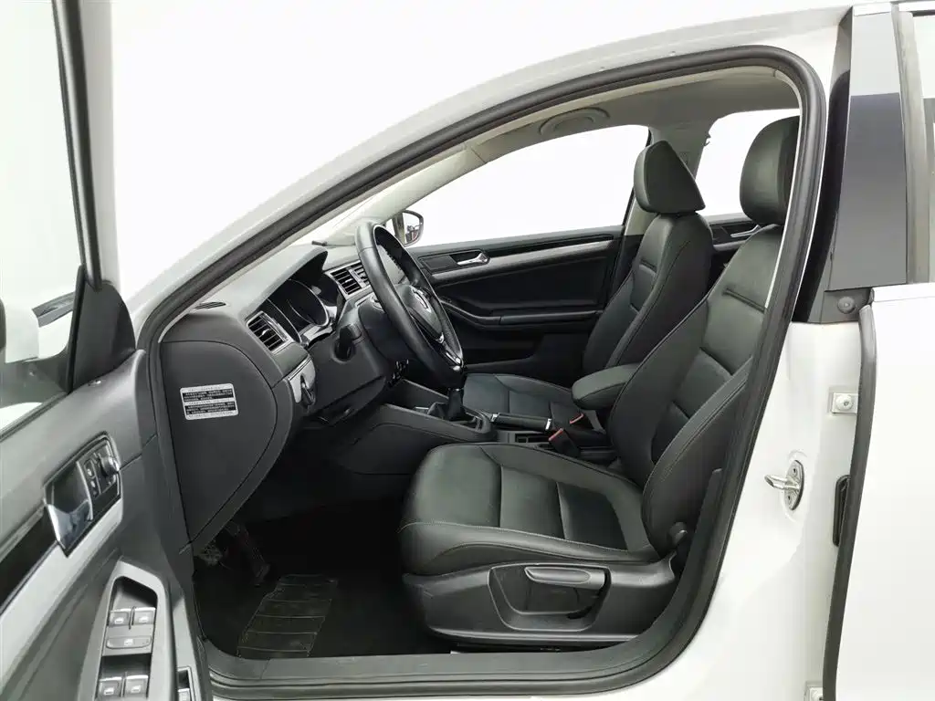 Volkswagen Sagitar 2017 1.6L MT Comfort