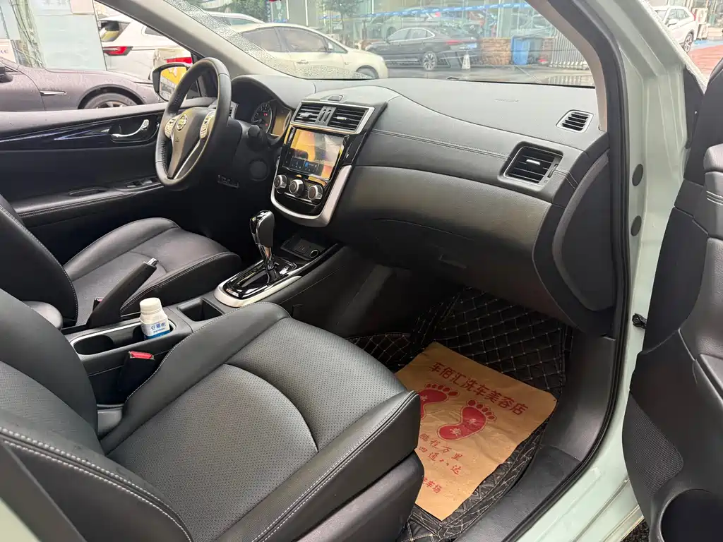 Nissan Tiida — миниатюра 7