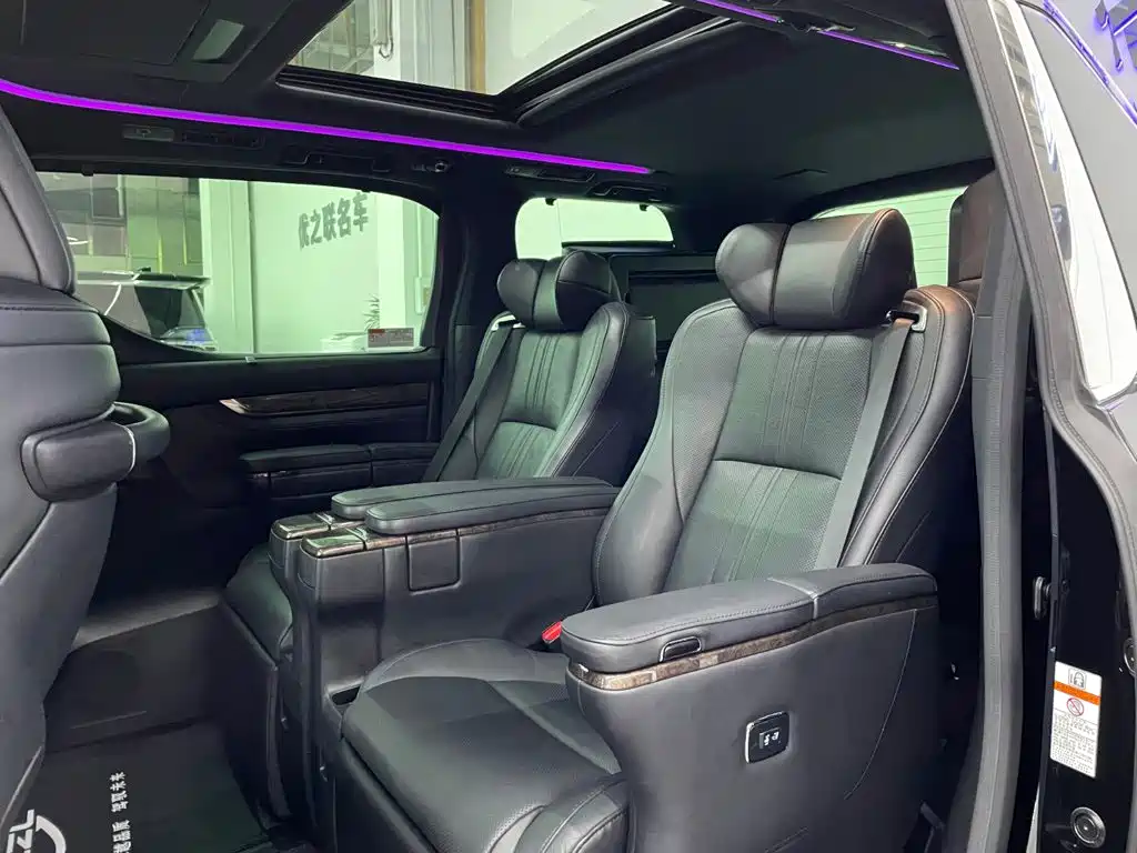 Toyota Alphard — миниатюра 9