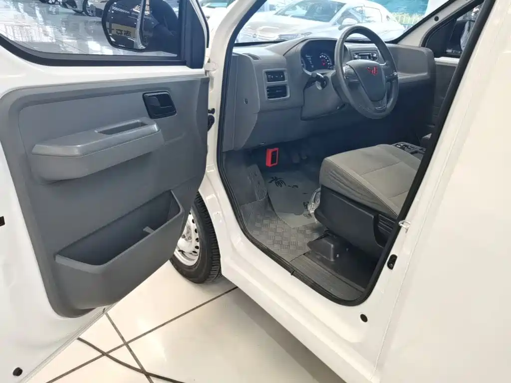 Wuling Yangguang — миниатюра 16