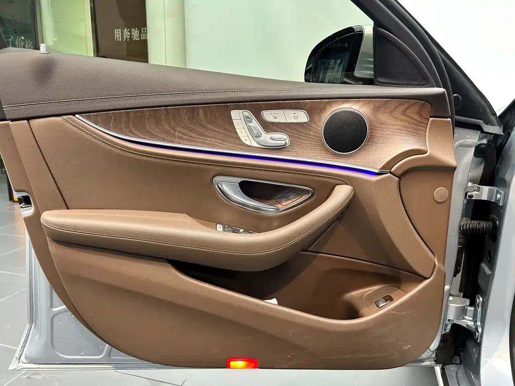 Mercedes-Benz E-Class — миниатюра 11