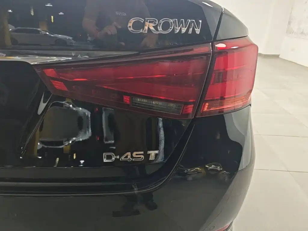 Toyota Crown — миниатюра 8