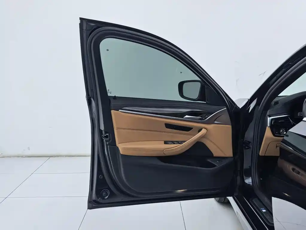 BMW 5 Series — миниатюра 24