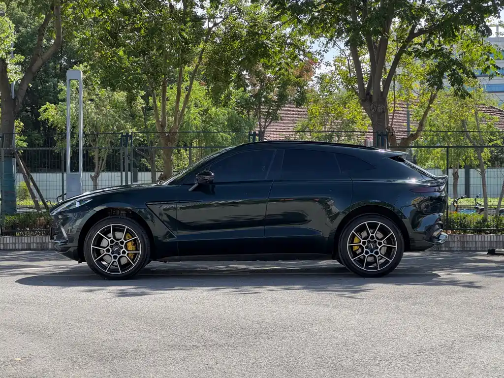 ASTON MARTIN DBX