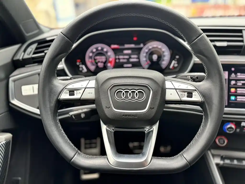 Audi Q3 - фото 11