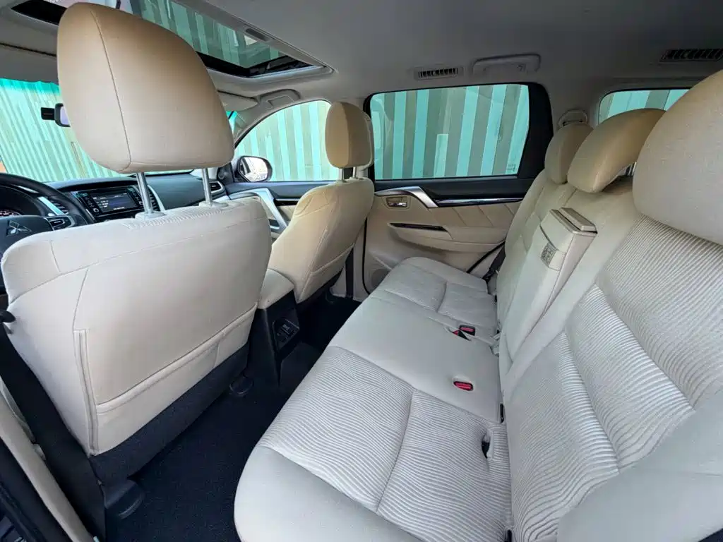 Mitsubishi Pajero (Import) — миниатюра 8