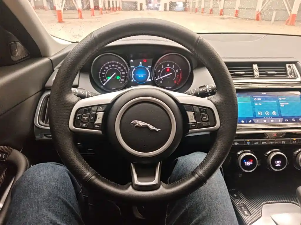 Jaguar E-PACE — миниатюра 11