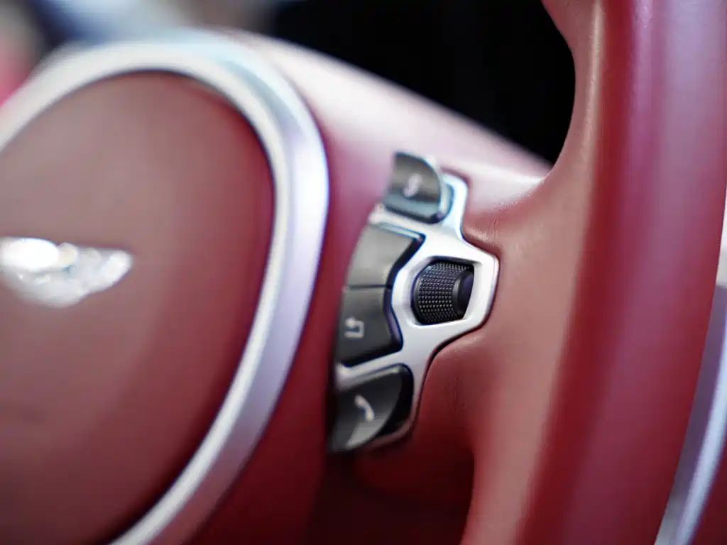 Aston Martin V8 Vantage — миниатюра 50