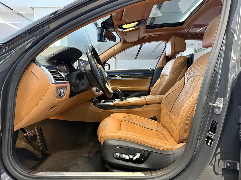 BMW 7 Series — миниатюра 6