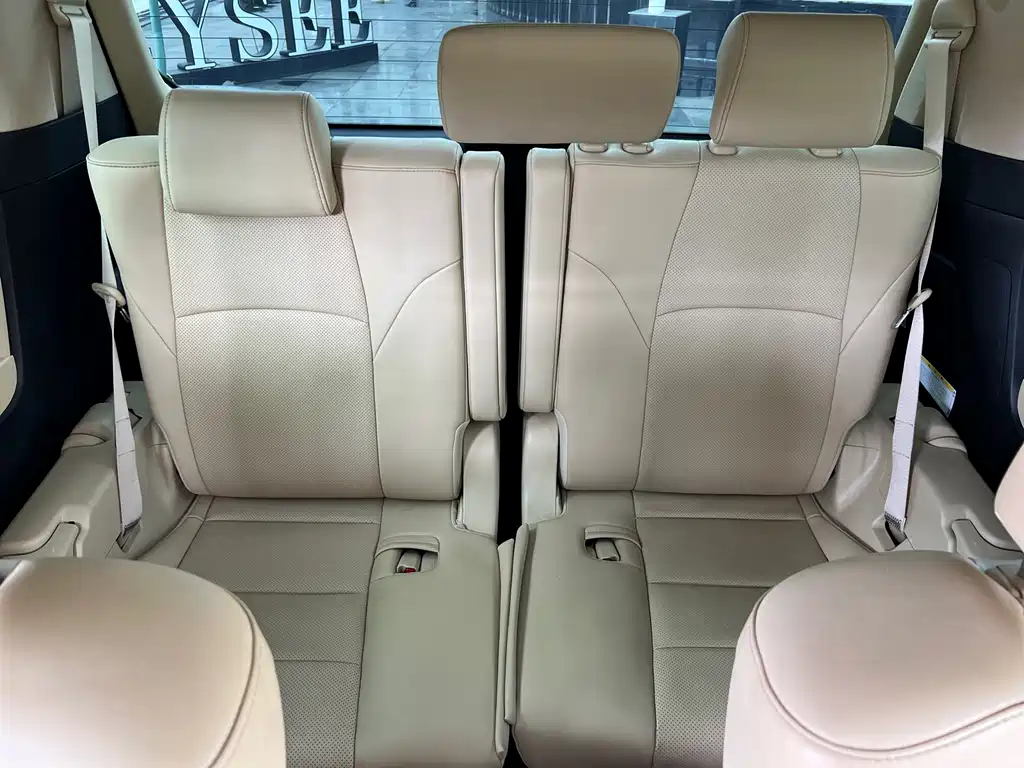 Toyota Alphard — миниатюра 17