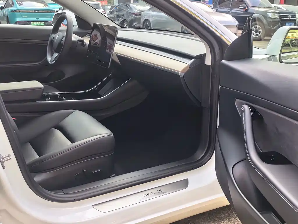 Tesla Model 3 — миниатюра 14