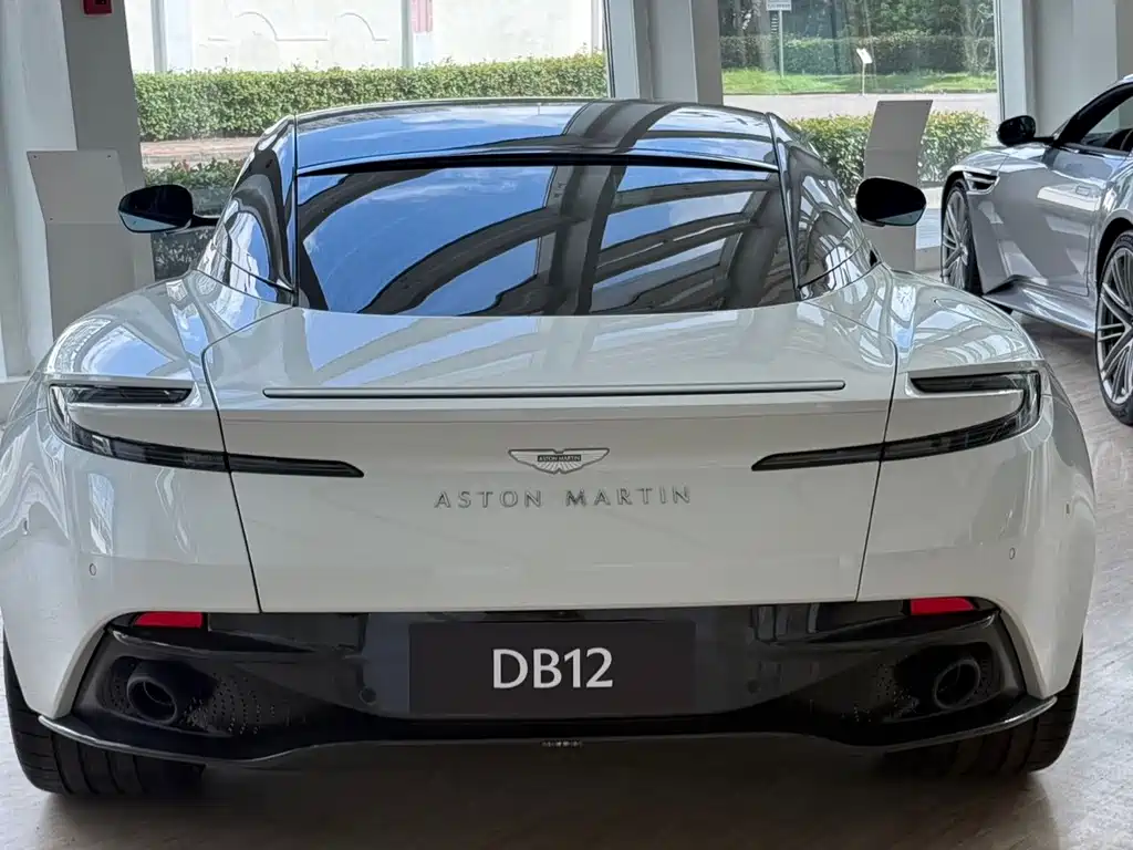 Aston Martin DB12 — миниатюра 2