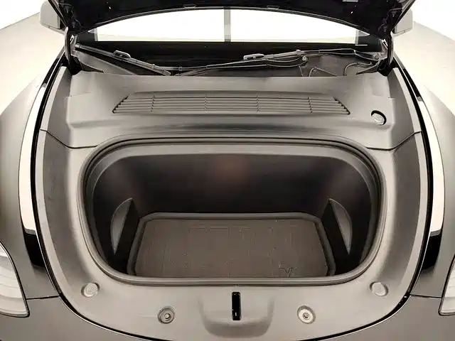 Tesla Model Y — миниатюра 17