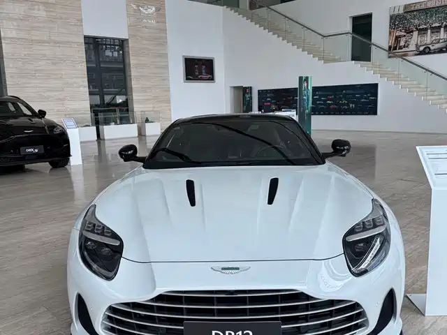 Aston Martin DB12