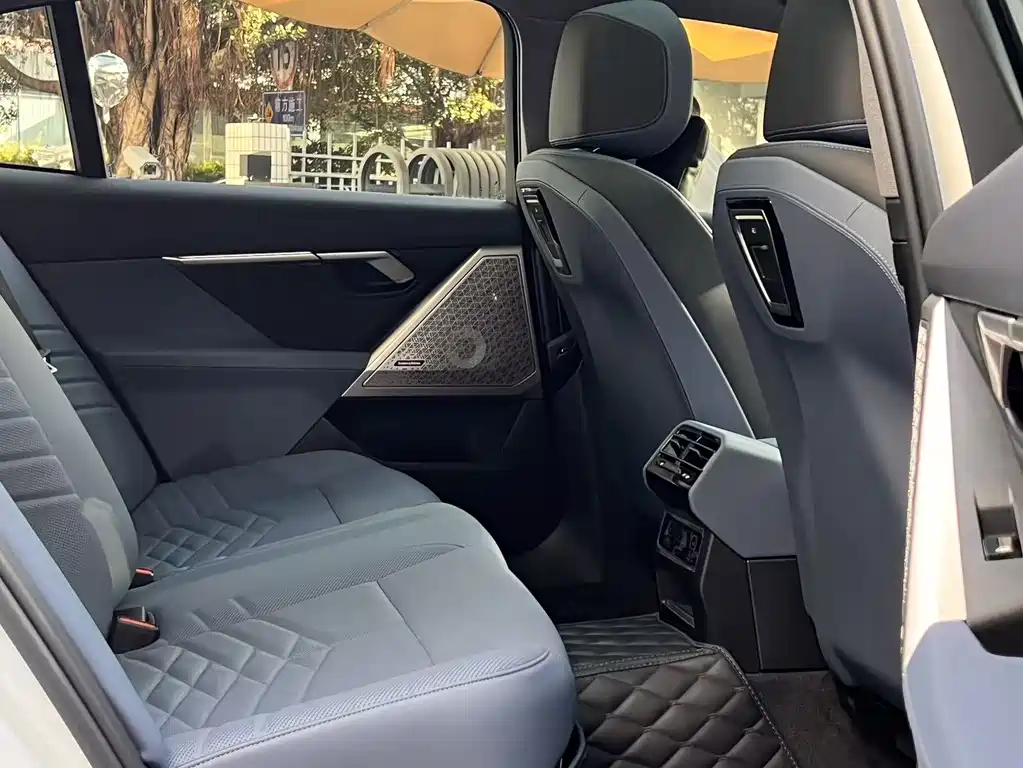 BMW 5 Series — миниатюра 12