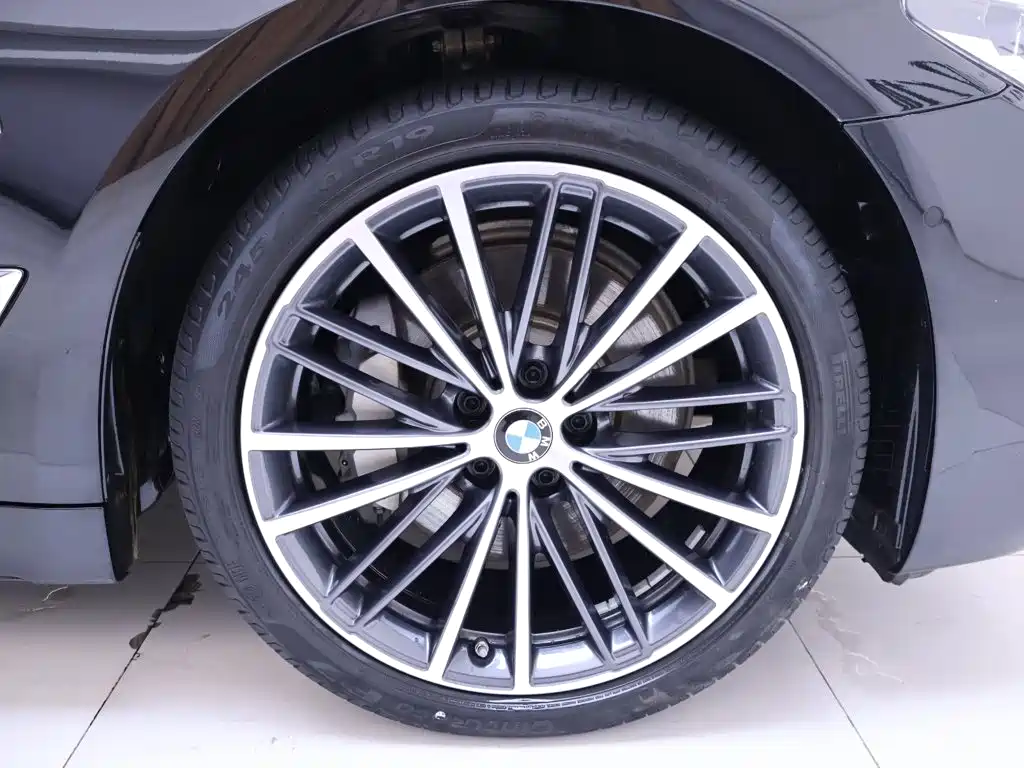 BMW 5 Series — миниатюра 6