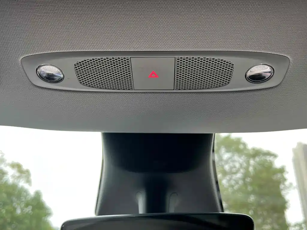 Tesla Model Y — миниатюра 13