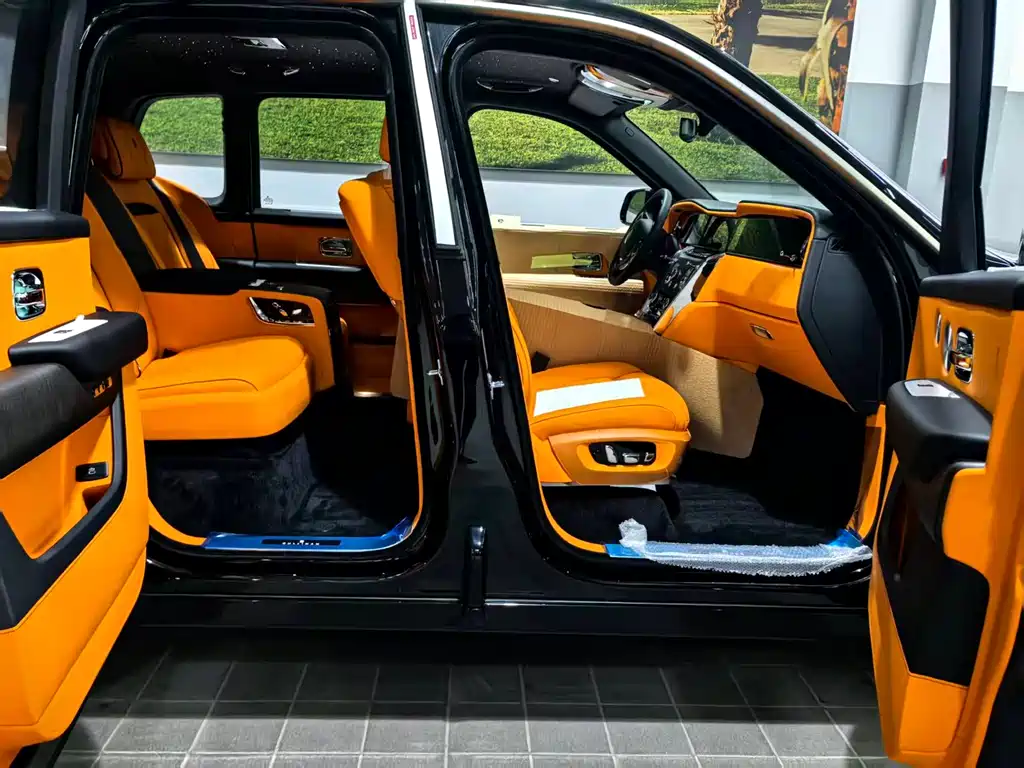 Rolls-Royce Cullinan 2026 мест