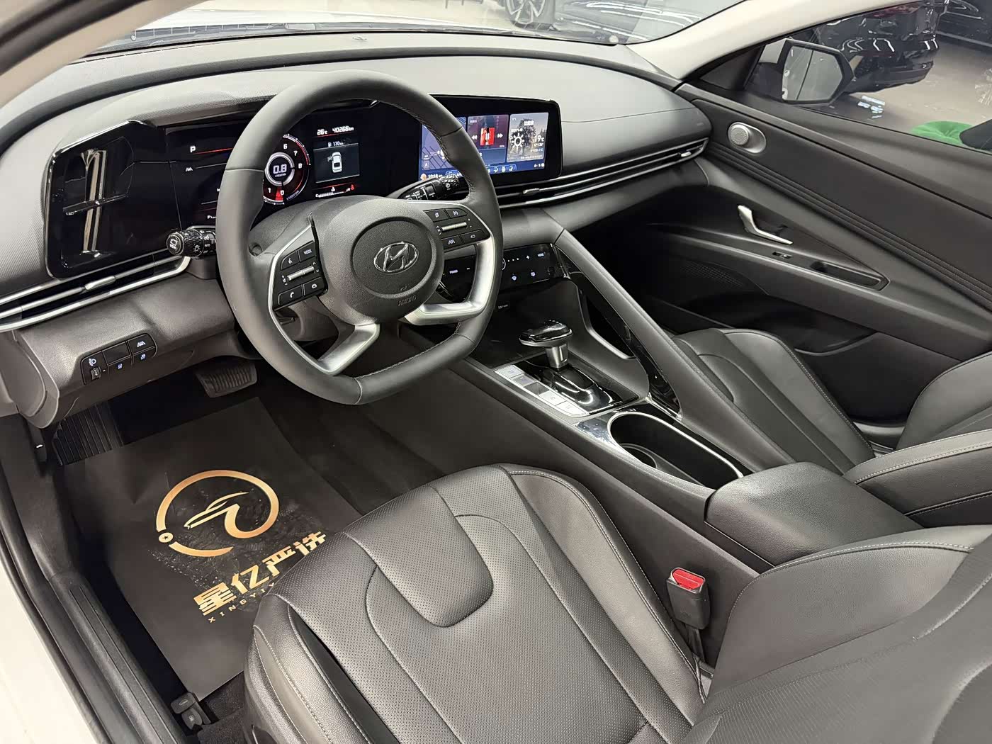 Hyundai Elantra 1.5 л 2023 г. Белый, пробег 40000 км