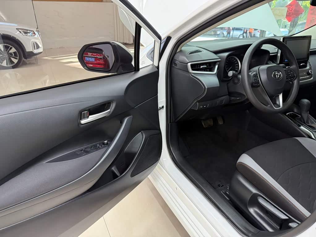 Toyota Corolla 1.2 л 2022 г. Белый, пробег 39000 км