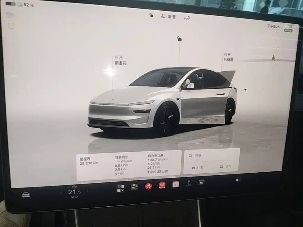 Tesla Model Y — миниатюра 12