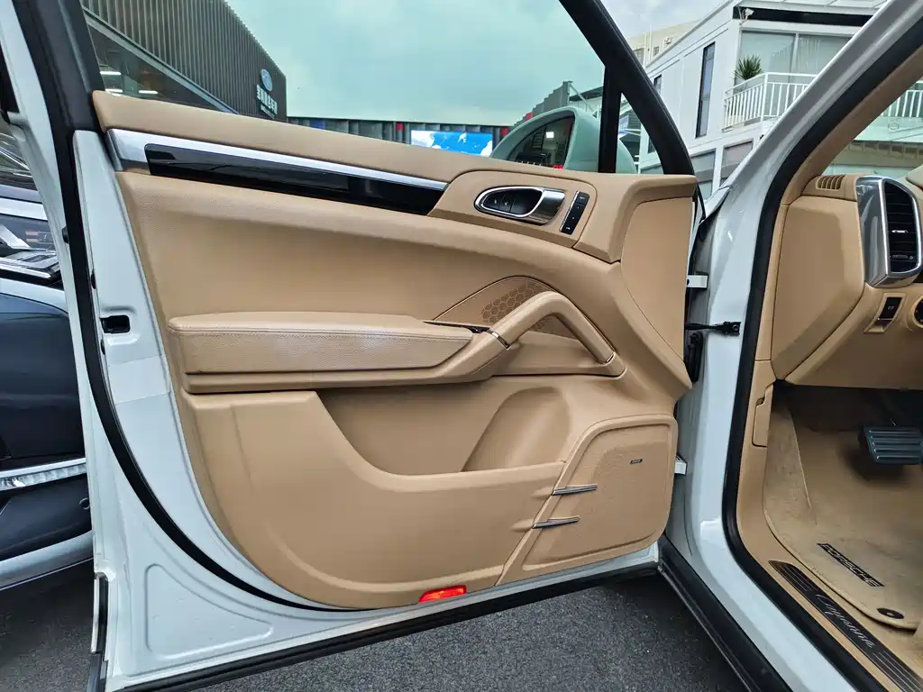Porsche Cayenne — миниатюра 14