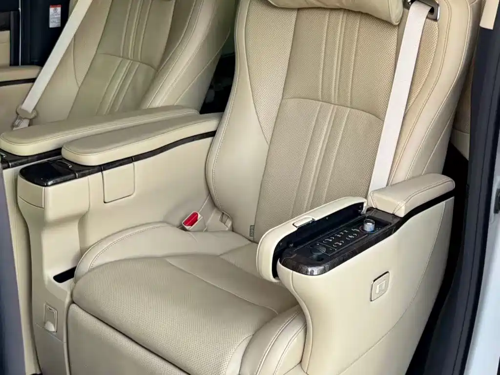 Toyota Alphard — миниатюра 9