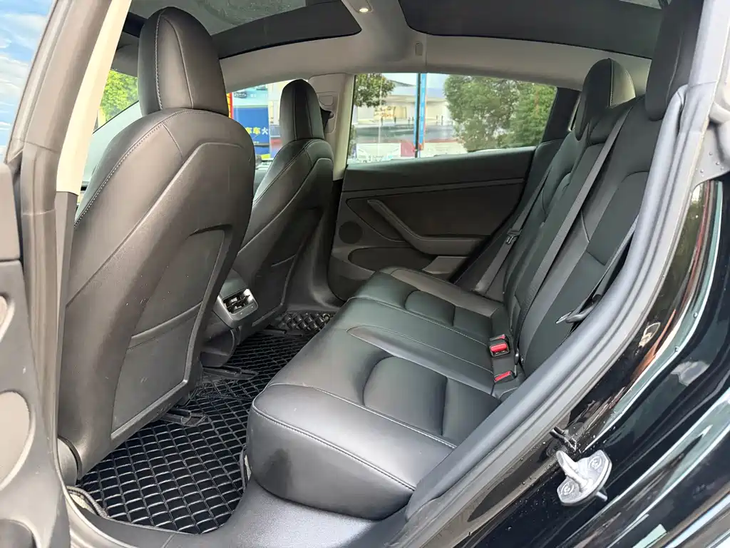 Tesla Model 3 — миниатюра 7