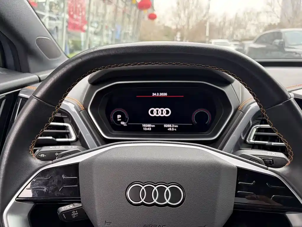 AUDI Q4 E TRON