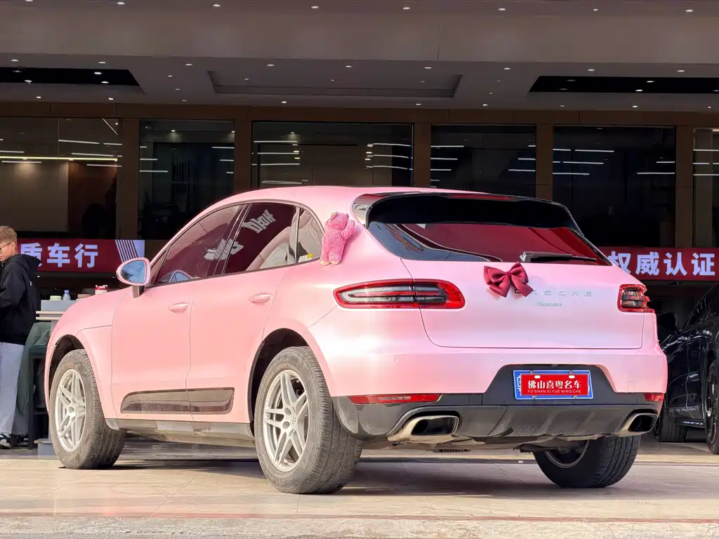 PORSCHE MACAN