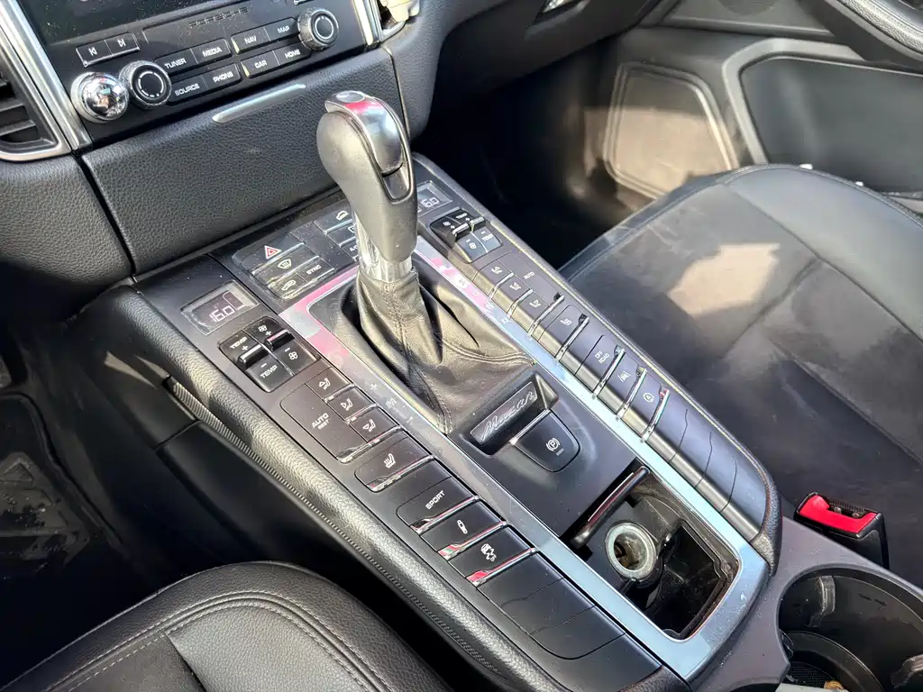 PORSCHE MACAN