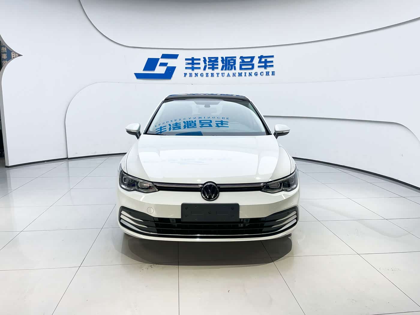 Volkswagen Golf 1.4 л 2022 г. Белый, пробег 24800 км